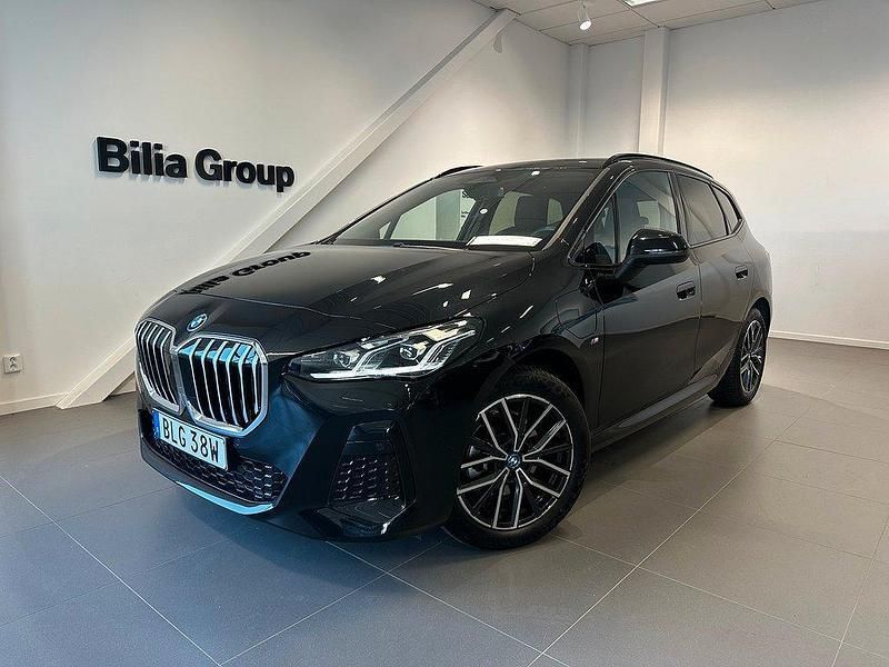 Svart Begagnad 2023 BMW 225 Active Tourer M Sport Minibuss | 459 000 kr - Bild 1/4