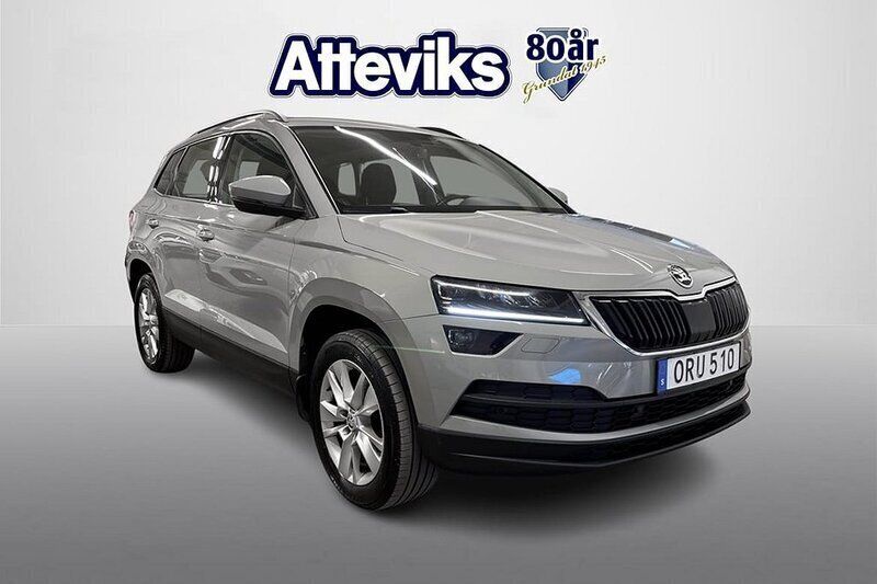 Grå Begagnad 2018 Skoda Karoq Style SUV | 179 900 kr (Marknadspris) - Bild 1/4