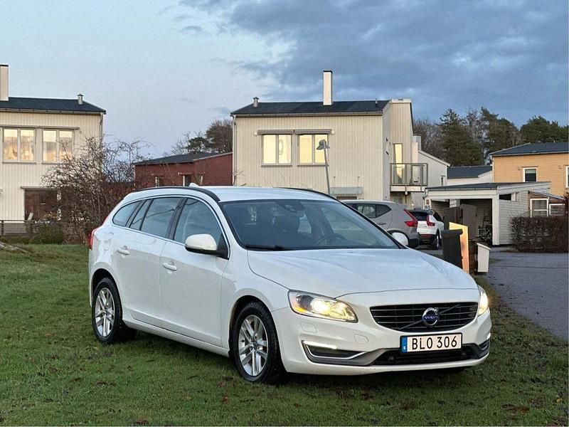 Vit Begagnad 2015 Volvo V60 Momentum Kombi | 106 000 kr (Bra pris) - Bild 1/4