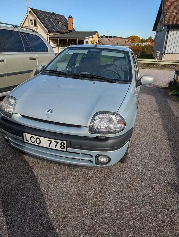 Grå Begagnad 2000 Renault Clio II Halvkombi | 16 000 kr (Bra pris) - Bild 1/4