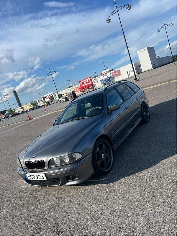 Grå Begagnad 2003 BMW 525 M Sport Kombi | 44 500 kr (Bra pris) - Bild 1/4