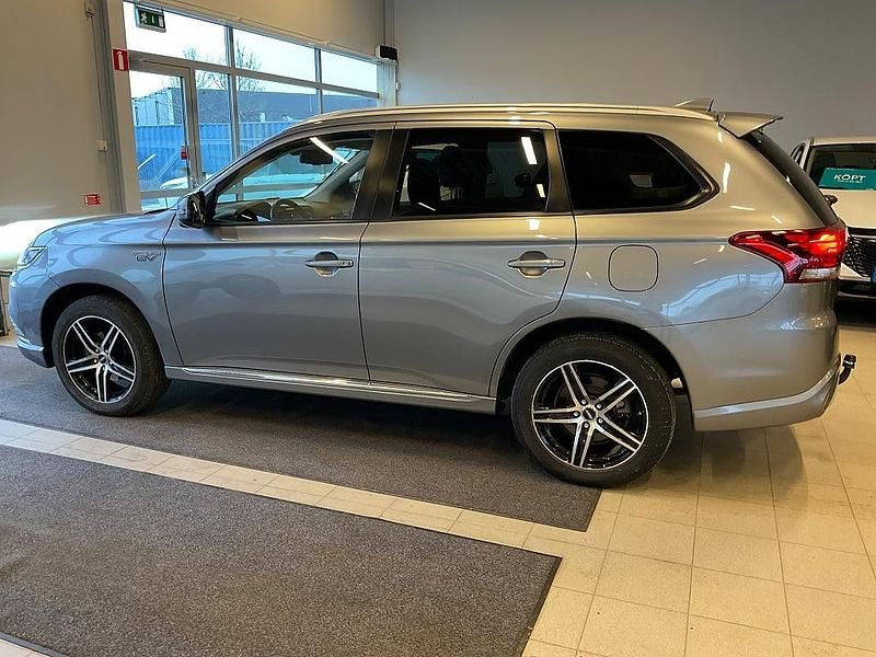 Begagnad Mitsubishi Outlander P-HEV Comfort Edition 165 HK (121 kW) 2018 Grå SUV