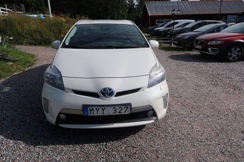 Begagnad Toyota Prius Plug-in Hybrid 136 HK (100 kW) 2012 Vit Halvkombi
