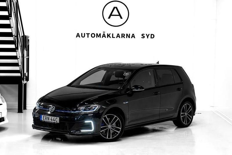 Svart Begagnad 2020 VW Golf VIII GTE Halvkombi | 219 900 kr (Superpris) - Bild 1/4