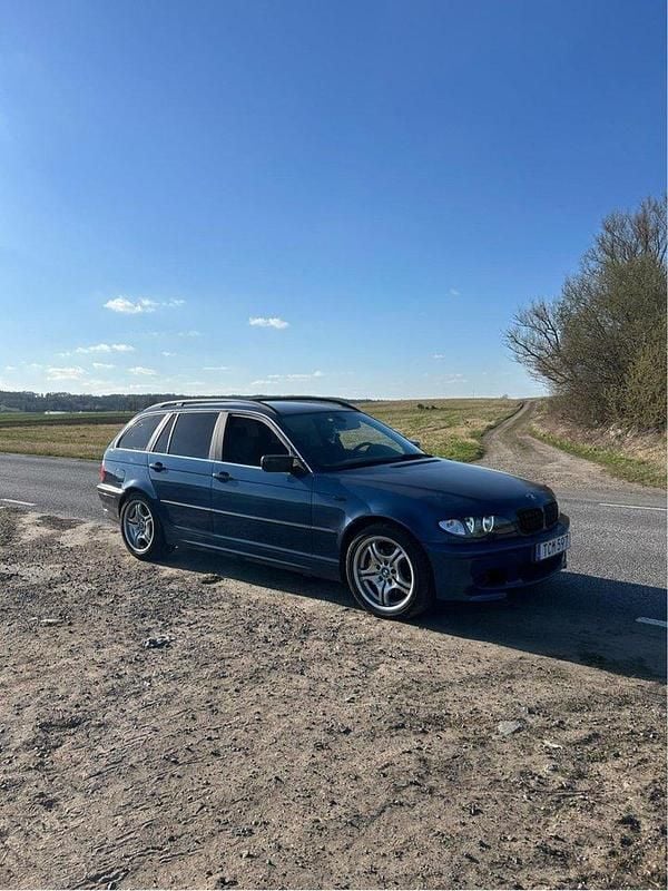 Blå Begagnad 2002 BMW 320 Comfort Edition Kombi | 39 000 kr (Marknadspris) - Bild 1/4