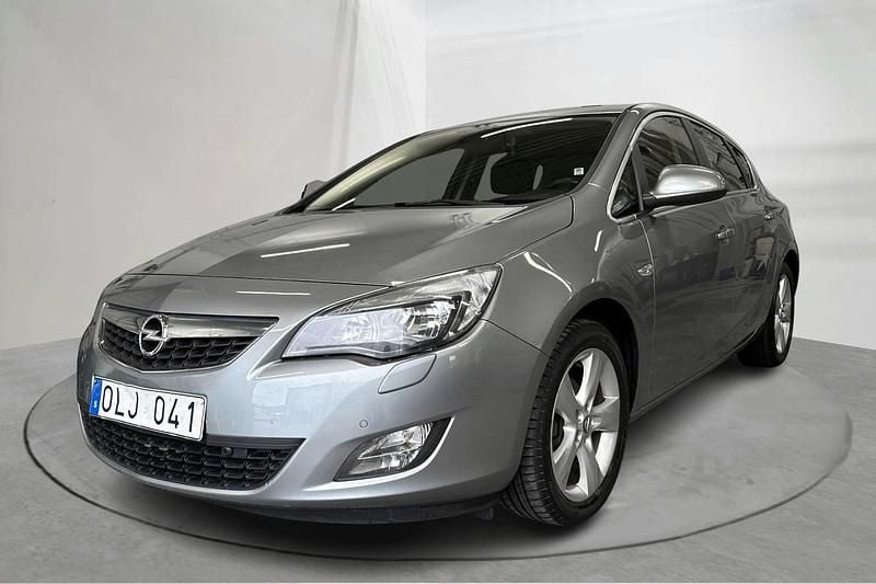 Grå Begagnad 2011 Opel Astra | 59 000 kr - Bild 1/4