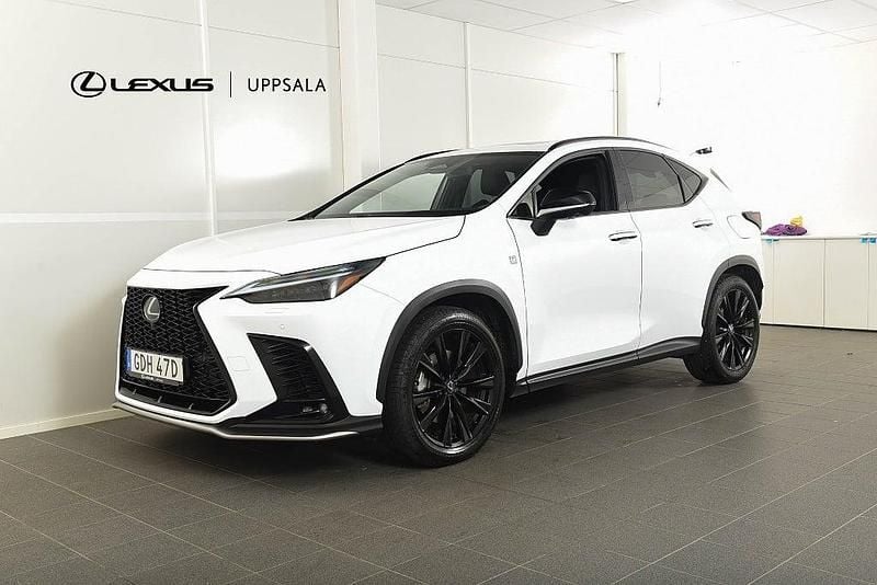 Vit Begagnad 2023 Lexus NX450h+ Sport Line SUV | 624 900 kr (Marknadspris) - Bild 1/4