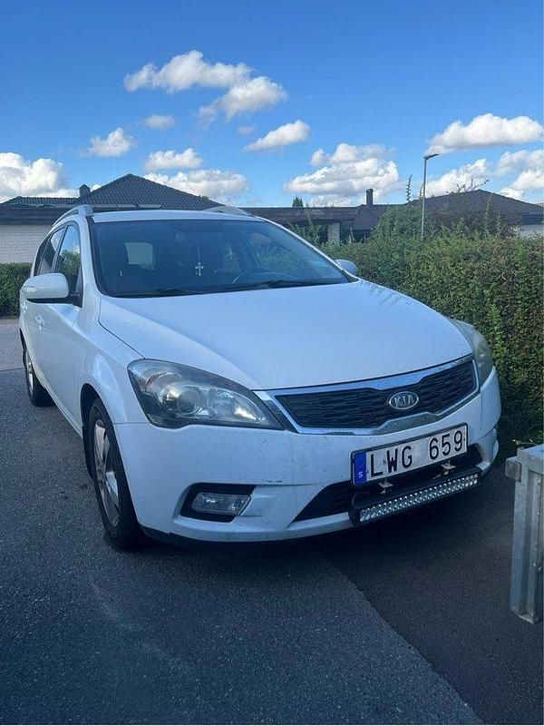 Vit Begagnad 2012 Kia Ceed Sportswagon Kombi | 39 900 kr (Marknadspris) - Bild 1/3