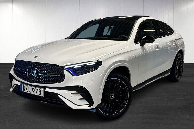 Vit (white) Begagnad 2025 Mercedes GLC300e AMG Sportkupé | 923 900 kr - Bild 1/4