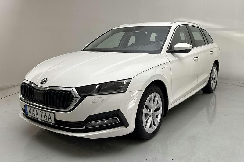 Vit Begagnad 2023 Skoda Octavia Kombi | 279 000 kr (Marknadspris) - Bild 1/4