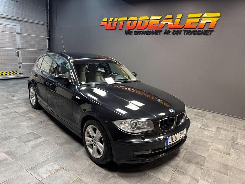 Svart Begagnad 2009 BMW 118 Advantage Halvkombi | 84 900 kr (Marknadspris) - Bild 1/4