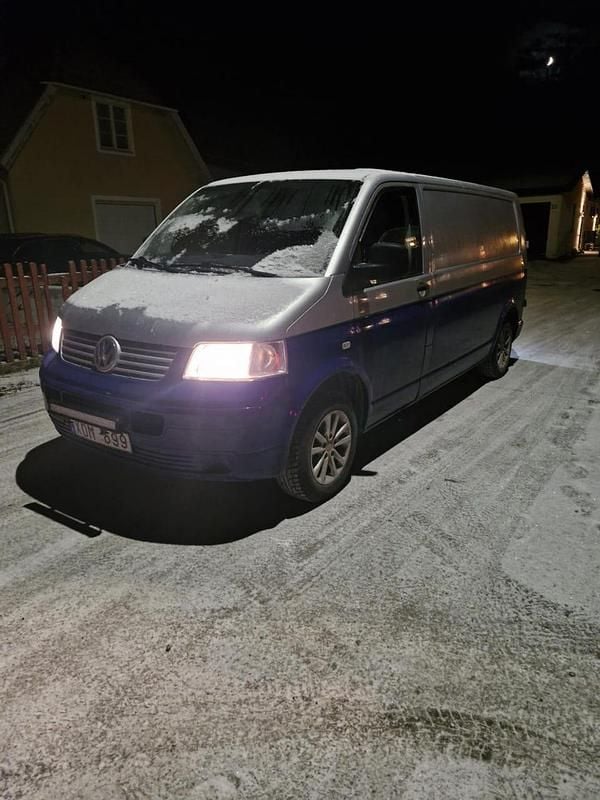 Denör silvrig påövfe hälften och blå på nedre hälften av bilen. Begagnad 2006 VW Transporter Van | 30 000 kr (Marknadspris) - Bild 1/4
