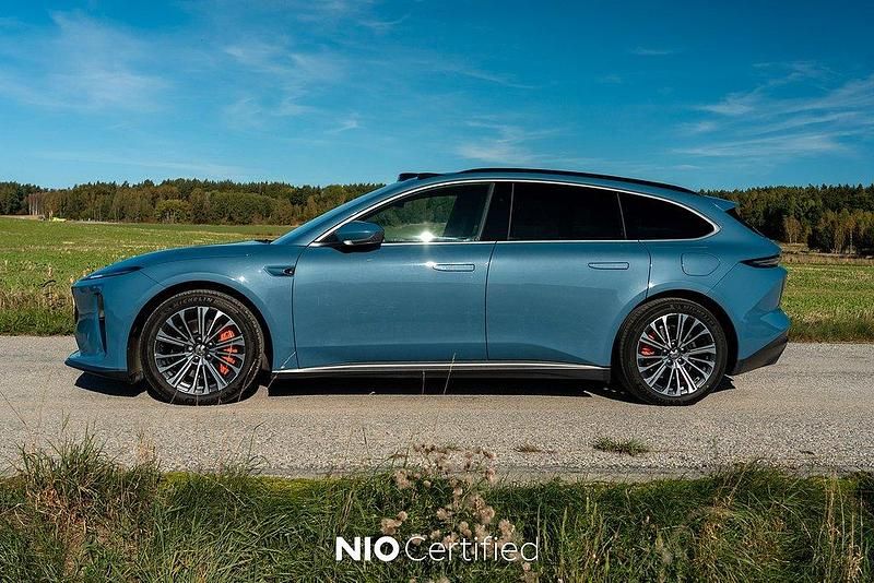 Begagnad Nio ET5 355 kW (483 HK) 2023 Mörkblå (blå) Sedan