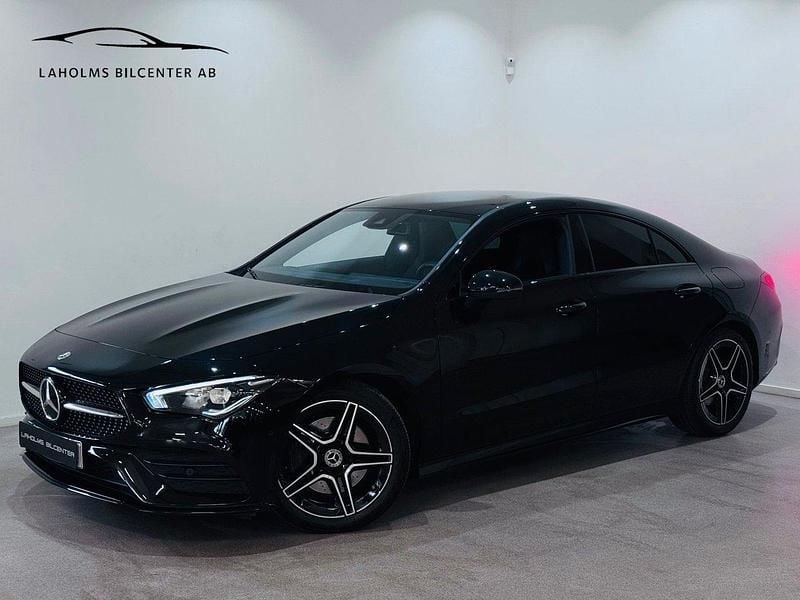 Svart Begagnad 2022 Mercedes CLA200 AMG Sportkupé | 359 900 kr (Marknadspris) - Bild 1/4
