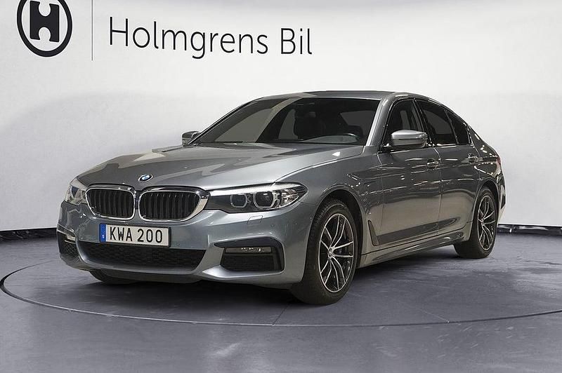 Blå Begagnad 2020 BMW 530e iPerformance Sedan | 369 800 kr (Marknadspris) - Bild 1/4