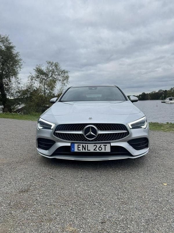 Silver Begagnad 2021 Mercedes CLA200 Shooting Brake AMG Kombi | 275 000 kr (Marknadspris) - Bild 1/4