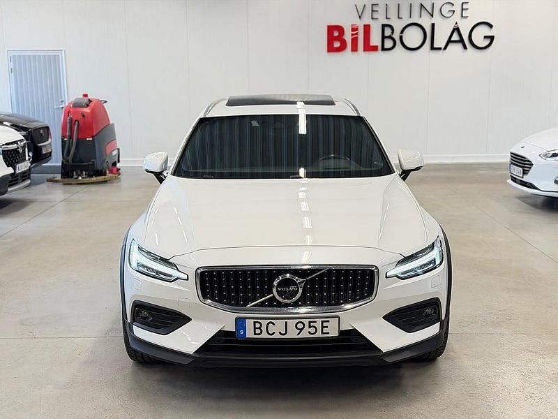 Begagnad Volvo V60 CC Momentum 200 HK (147 kW) 2019 Vit Kombi