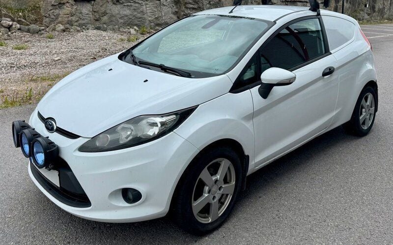 Vit Begagnad 2012 Ford Fiesta Halvkombi | 17 900 kr (Superpris) - Bild 1/4