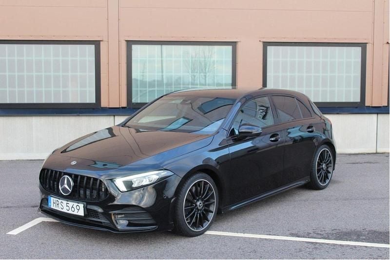 Svart Begagnad 2019 Mercedes A250 AMG Halvkombi | 238 700 kr (Marknadspris) - Bild 1/4