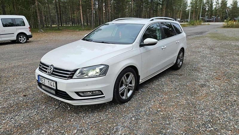 Vit Begagnad 2013 VW Passat R-line Kombi | 82 000 kr (Lite dyr) - Bild 1/4