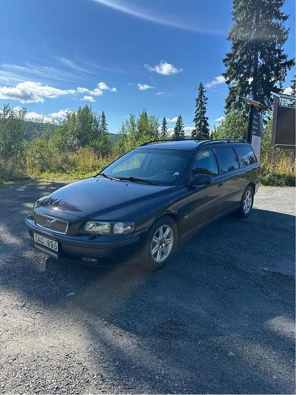 Grå Begagnad 2002 Volvo V70 Kombi | 10 000 kr (Superpris) - Bild 1/4