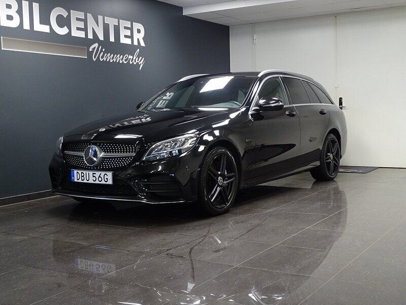 Svart Begagnad 2020 Mercedes C300e AMG line Kombi | 319 000 kr (Marknadspris) - Bild 1/4