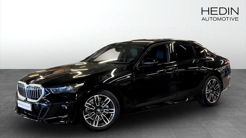 Svart (black) Begagnad 2025 BMW 520 M Sport Sedan | 583 700 kr (Marknadspris) - Bild 1/4