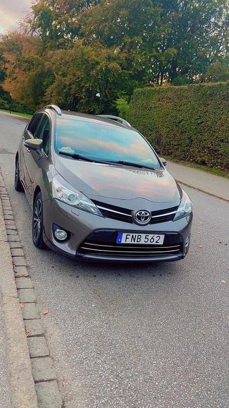 Grå Begagnad 2017 Toyota Verso Minibuss | 150 000 kr (Marknadspris) - Bild 1/4