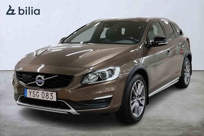 Brun Begagnad 2018 Volvo V60 CC Standard Kombi | 249 000 kr (Lite dyr) - Bild 1/1