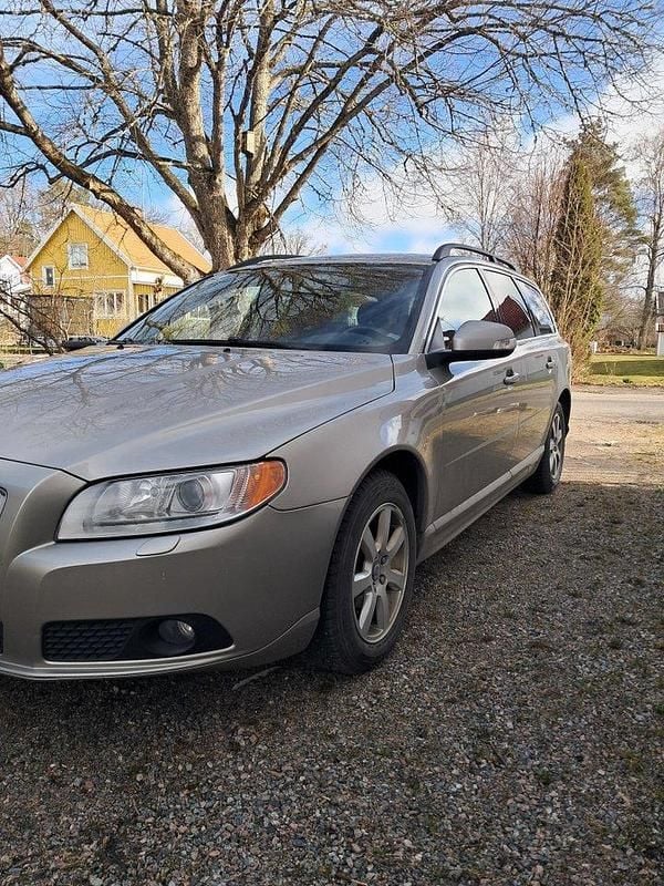 Brun Begagnad 2010 Volvo V70 Momentum Kombi | 69 000 kr (Bra pris) - Bild 1/4