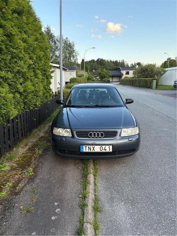 Grå Begagnad 2003 Audi A3 Halvkombi | 25 000 kr (Marknadspris) - Bild 1/3