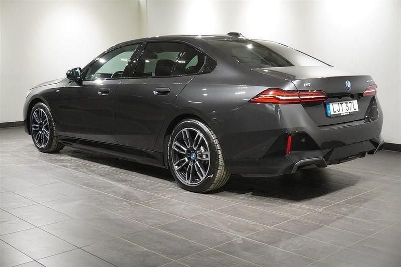 Begagnad BMW i5 M Sport 250 kW (340 HK) 2024 Grå Sedan