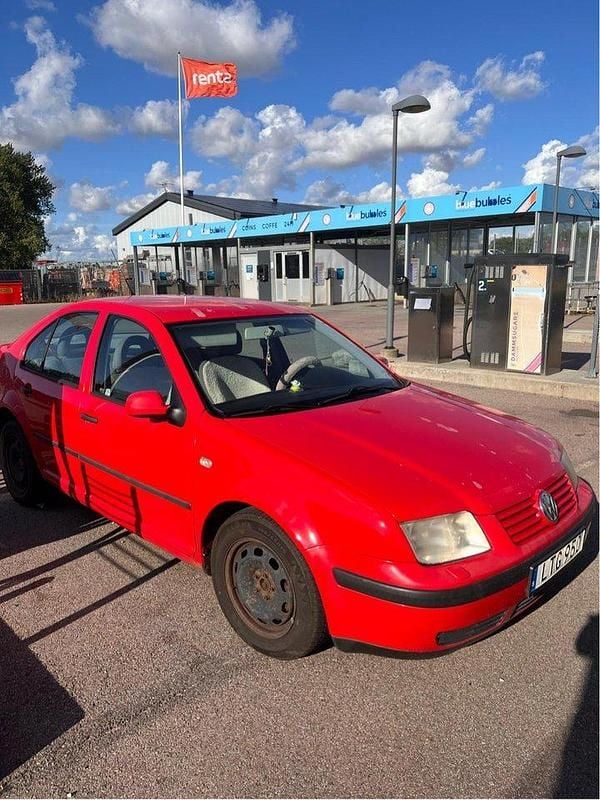 Röd Begagnad 2000 VW Bora Trendline Sedan | 25 000 kr - Bild 1/4