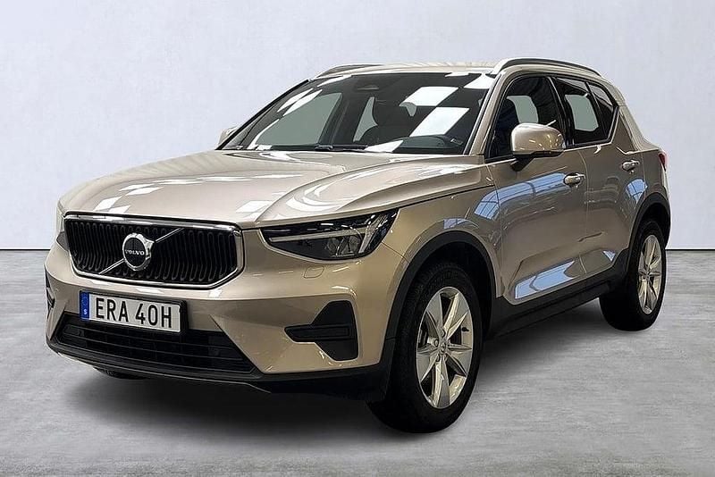 Ljusgrå Begagnad 2023 Volvo XC40 Core SUV | 349 900 kr (Marknadspris) - Bild 1/4