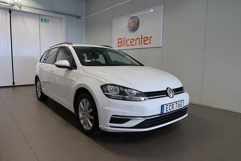 Vit Begagnad 2020 VW Golf VIII Kombi | 179 900 kr (Marknadspris) - Bild 1/3
