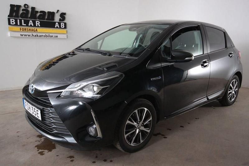 Svart Begagnad 2019 Toyota Yaris Hybrid Halvkombi | 174 500 kr (Marknadspris) - Bild 1/4
