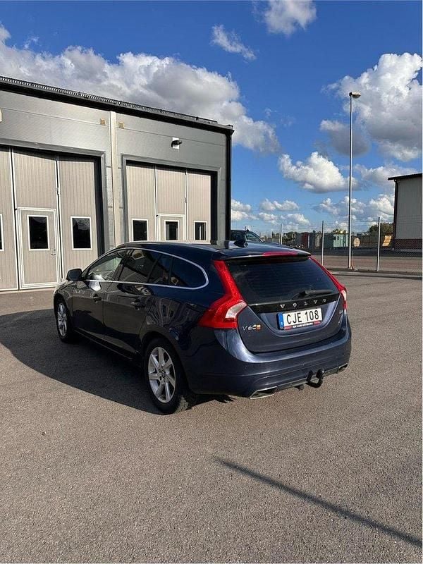 Blå Begagnad 2014 Volvo V60 Summum Kombi | 145 000 kr (Marknadspris) - Bild 1/4