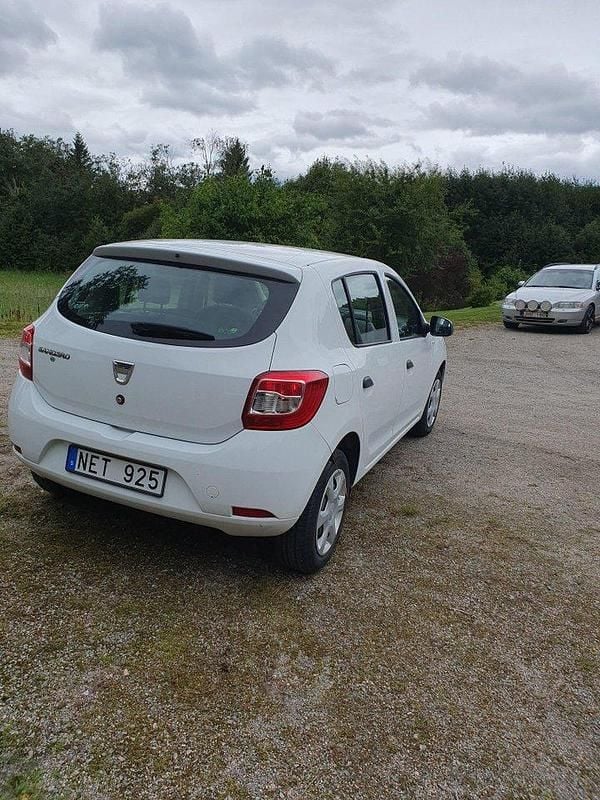 Vit Begagnad 2013 Dacia Sandero Halvkombi | 41 000 kr (Marknadspris) - Bild 1/4