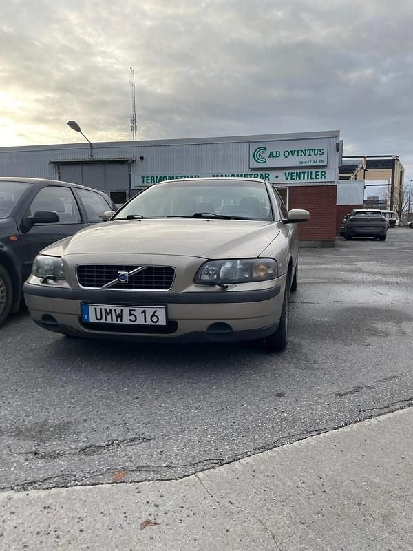 Begagnad 2004 Volvo S60 Sedan | 20 000 kr (Superpris) - Bild 1/4