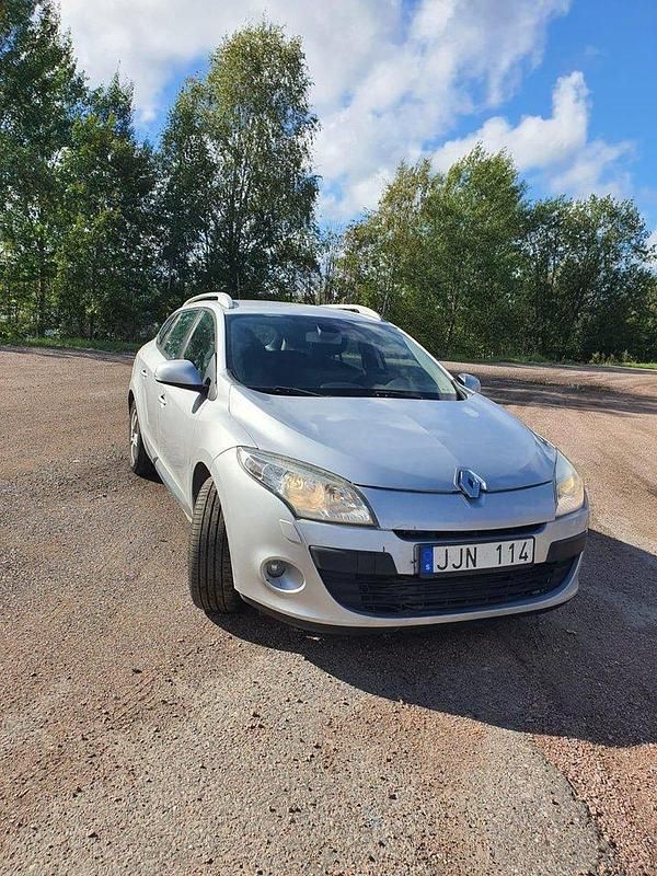 Silver Begagnad 2011 Renault Mégane GrandTour Kombi | 58 000 kr (Marknadspris) - Bild 1/4