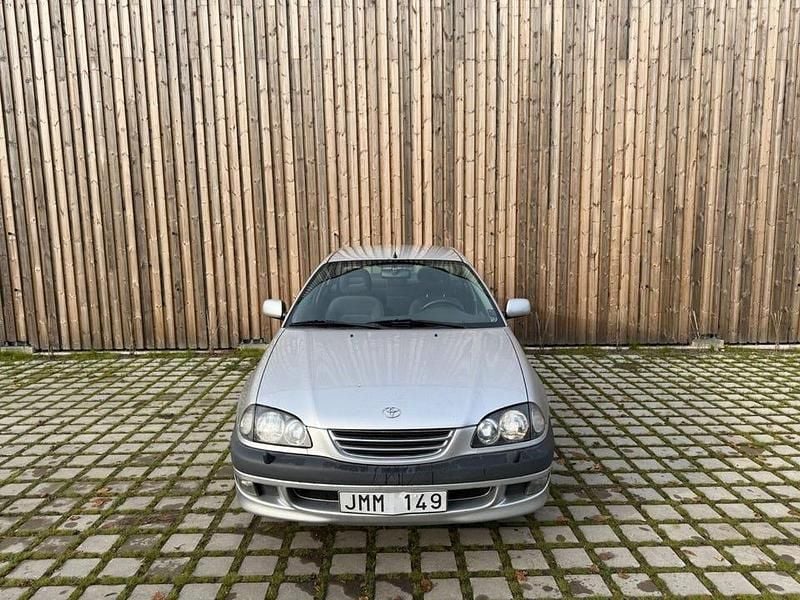 Begagnad Toyota Avensis 128 HK (94 kW) 1999 Ljusgrå Sedan