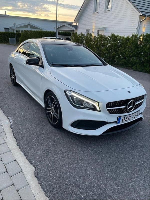 Vit Begagnad 2018 Mercedes CLA200 AMG Sportkupé | 254 999 kr (Marknadspris) - Bild 1/4