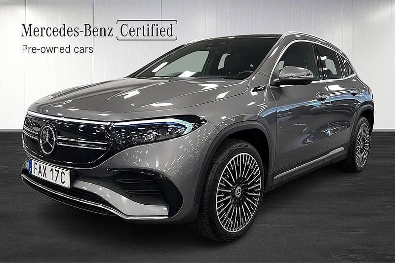 Mörkgrå Begagnad 2022 Mercedes EQA300 AMG SUV | 399 000 kr (Marknadspris) - Bild 1/4
