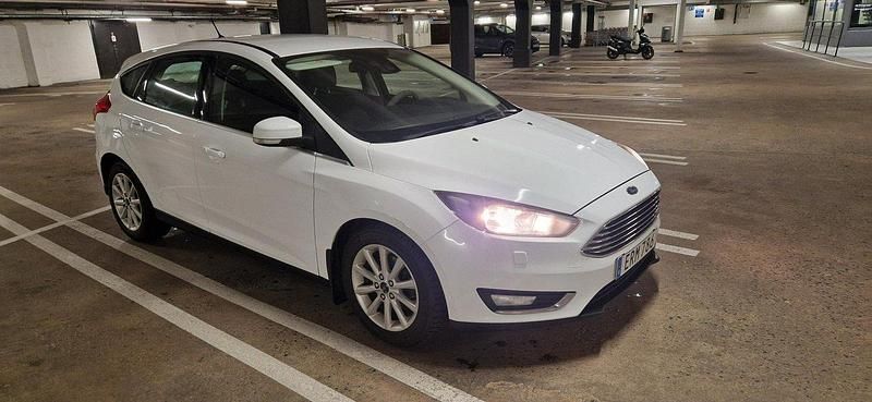 Vit Begagnad 2015 Ford Focus Titanium Halvkombi | 50 000 kr (Bra pris) - Bild 1/4