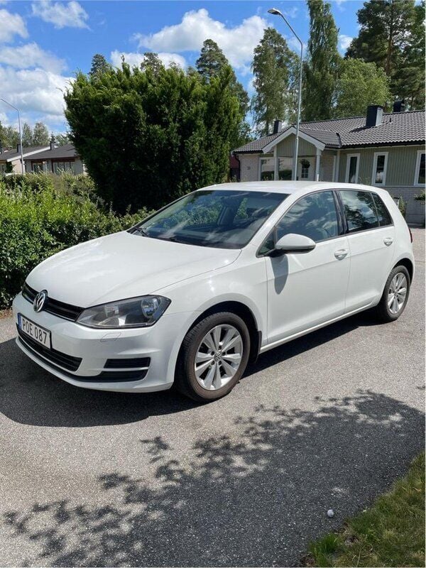 Vit Begagnad 2015 VW Golf VII Halvkombi | 60 000 kr (Superpris) - Bild 1/4
