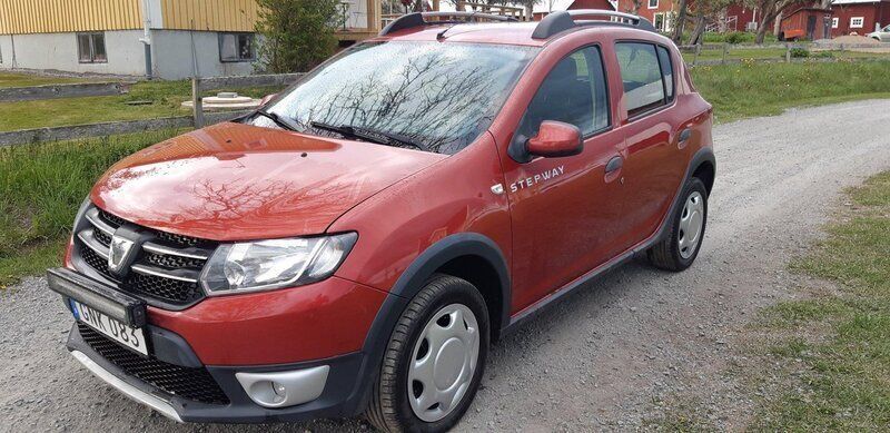 Röd Begagnad 2015 Dacia Sandero Stepway Halvkombi | 50 000 kr (Marknadspris) - Bild 1/4