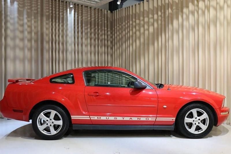 Begagnad Ford Mustang 214 HK (157 kW) 2006 Röd Sportkupé