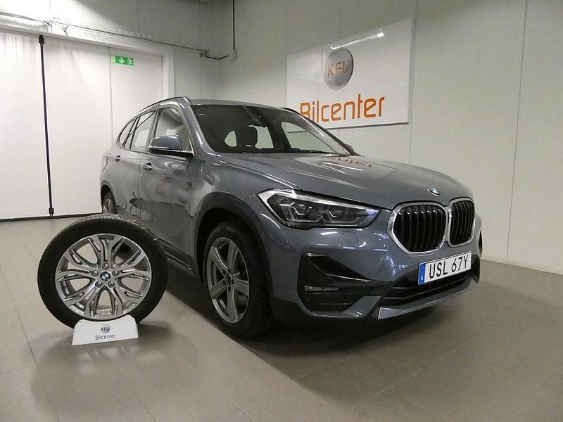 Mörkgrå Begagnad 2020 BMW X1 SUV | 269 900 kr (Marknadspris) - Bild 1/3