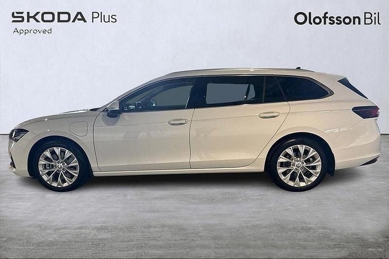 Vit Begagnad 2024 Skoda Superb Kombi | 449 900 kr (Dyr) - Bild 1/4