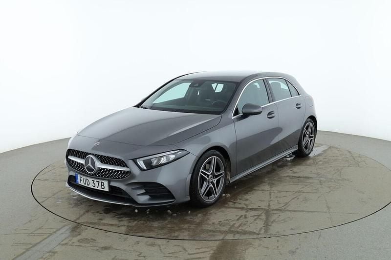 Grå Begagnad 2020 Mercedes A180 AMG line Sedan | 254 000 kr (Bra pris) - Bild 1/3